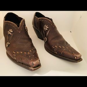 BCBGIRLS Cowgirl heel shoe dark brown 10B